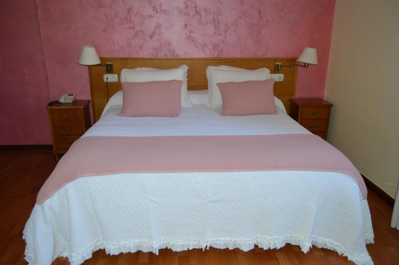 Hotel Restaurante Val Antas de Ulla Buitenkant foto